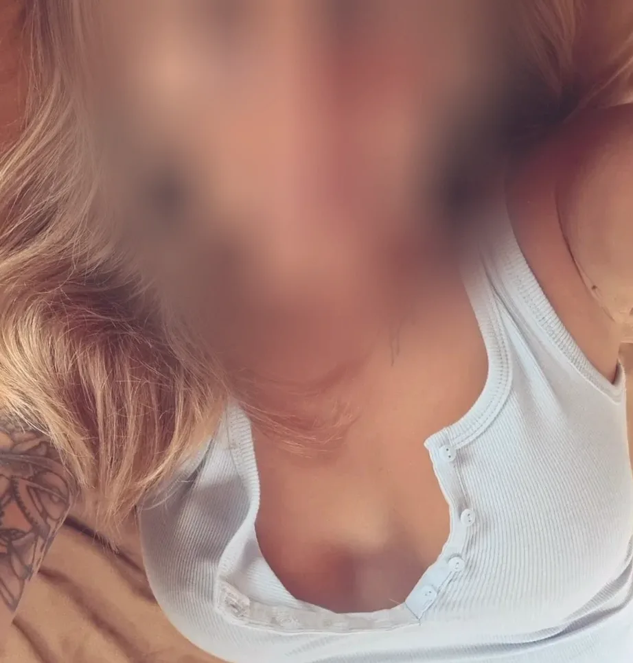 Emilia, 33