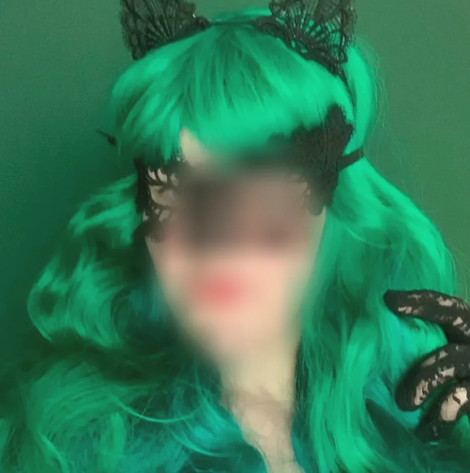 Emmi, 24